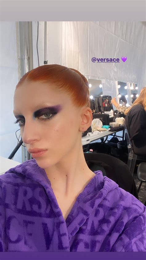 it girl on Twitter models backstage versace ss23 a thread ʚ ᗢ ﾟ