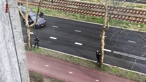 Rtv utrecht is de regionale calamiteitenzender voor de stad en provincie utrecht en brengt nieuws, achtergronden en informatie over belangrijke ontwikkelingen. Politieactie Beneluxlaan na aanslag in tram RTV Utrecht - YouTube