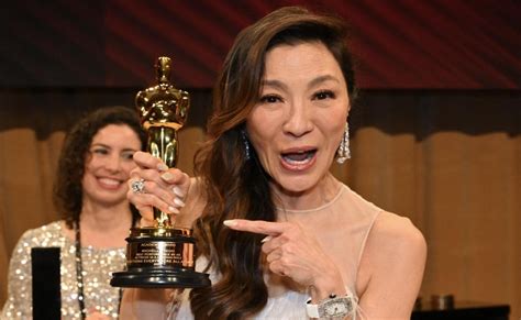 Michelle Yeoh Makes History At Oscars Points On Her Dailyscandals