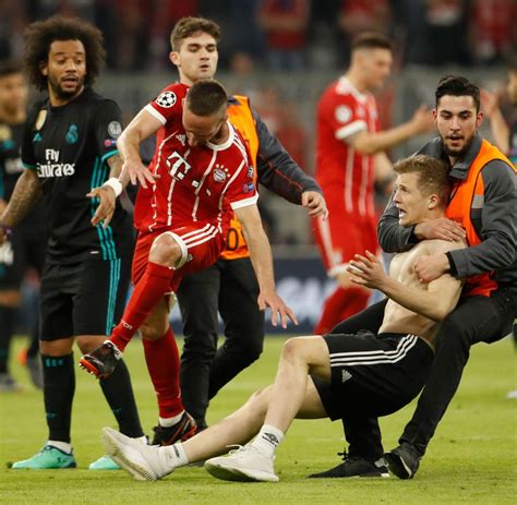 Sie hat kein interesse an einem fußballstar als freund. Bayern-Star Franck Ribery von Flitzer nach Champions ...