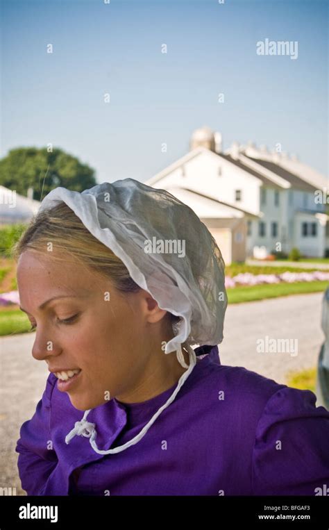 Young Amish Woman In Lancaster Pa Housewives Stock Photo Alamy