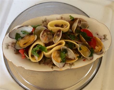 Pulendo i gamberi e privandoli del budello intestinale. Paccheri rigati ai frutti di mare - Blog di minnie ricette ...