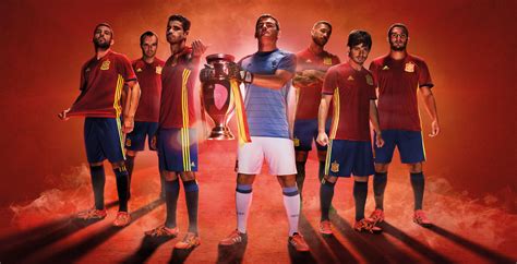 Ebenfalls bereits sicher für die em qualifiziert sind david alaba mit österreich und wayne rooney mit england. Spanien EM 2016 Heim-Trikot veröffentlicht - Nur Fussball