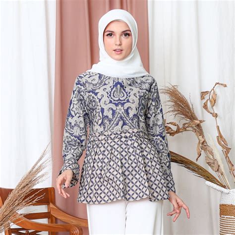 9 Inspirasi Model Blus Batik Muslimah Modern Bukareview