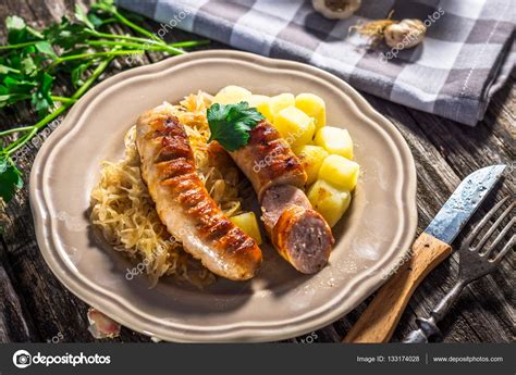 Você Esta Cozinhando Batatas E Fazendo Carne Grelhada