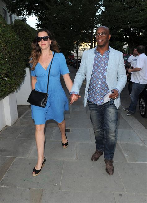 Ian Wrights Wife Arrives In Oz Ahead Of First Eviction Entertainment