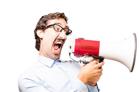 Hombre Gritando A Través De Un Megáfono Foto Gratis