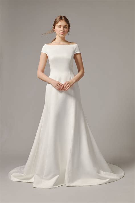 Apr 28, 2021 · buy a photo; M. Markle | Meghan markle wedding dress, Modern wedding dress, Perfect wedding dress
