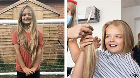 letni chłopiec po raz pierwszy obcina włosy i przekazuje je aby pomóc dzieciom chorym na raka