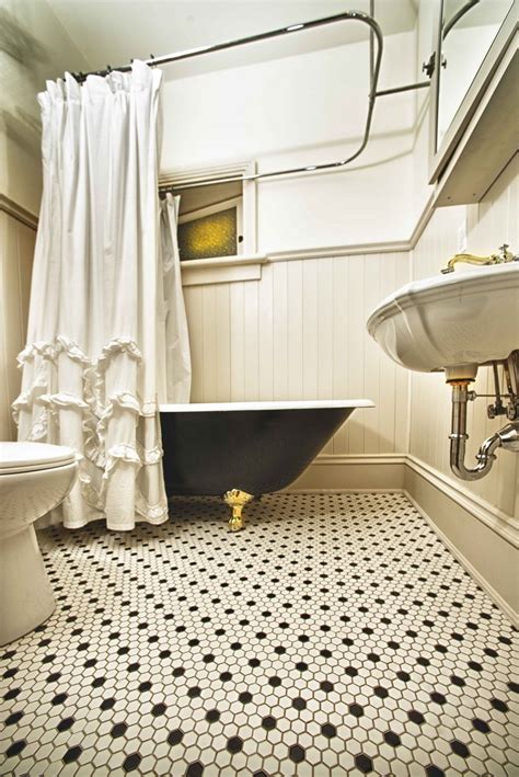 Retro Bathroom Flooring | Ceramic Decor