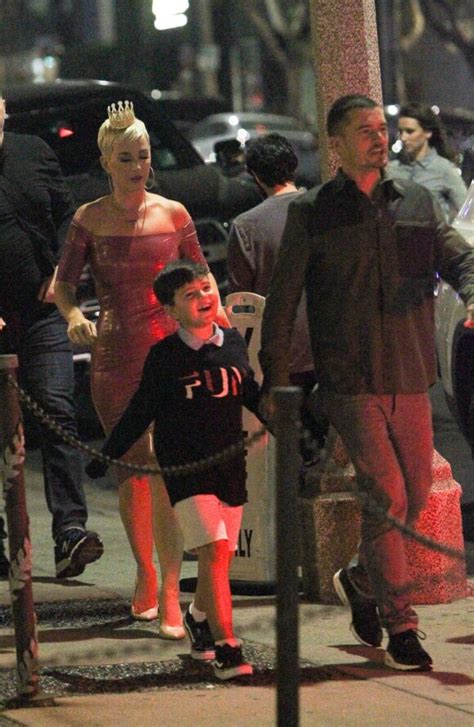 Orlando Bloom Son Fils Flynn S Clate Avec Katy Perry Ultrasexy En Latex Purepeople