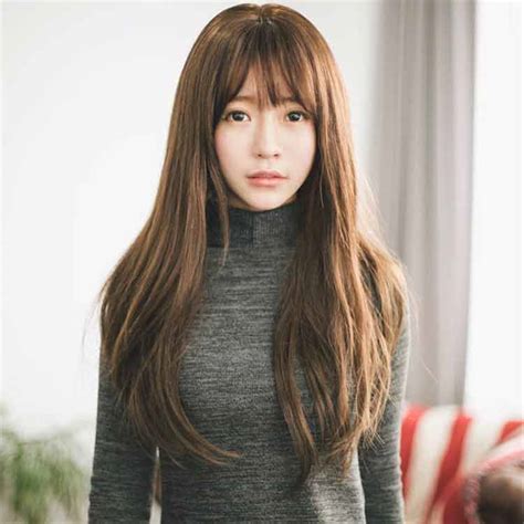 Model potongan rambut fringe ini lebih cocok diterapkan pada rambut bergelombang karena jenis potongan rambut yang satu ini dibuat rapi dan tipis kedua sisinya sementara untuk bagian atasnya. 35+ Model Rambut Wanita Korea (PENDEK & PANJANG)