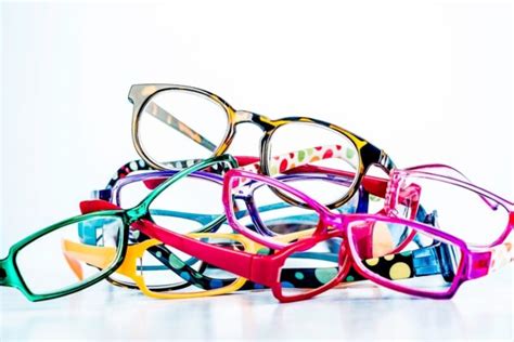 6 Key Factors For Choosing Eyeglass Frames 2023 Guide Pmcaonline
