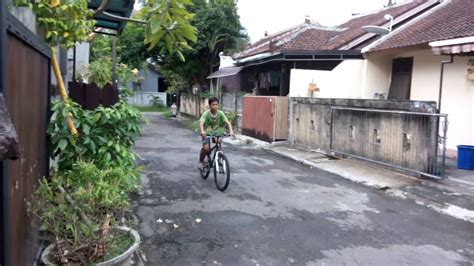 Ini dia daftar beberapa meme lucu nan kocak gw mah gitu orangnya yang dihimpun dari twitter. Kumpulan Foto Lucu Naik Sepeda | Kantor Meme