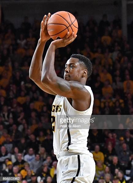 Darral Willis Jr 21 Of The Wichita State Shockers Shoots The Ball Photo Dactualité Getty