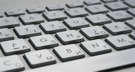 De Ce Literele F și J De Pe Orice Tastatură Au O Liniuță Sub Ele