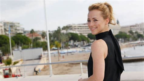 Karine Vanasse Confirme Quelle Est Enceinte Huffpost Divertissement