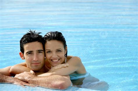 زوجين جميلة في حمام السباحة صورة الخلفية والصورة للتنزيل المجاني Pngtree