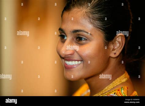 Malediven Frau In Landestracht Woman From Maldive Islands Portrait
