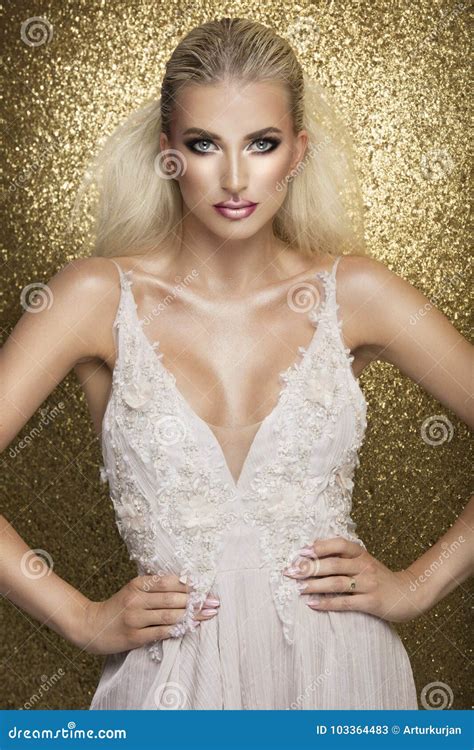 Belle Femme Blonde Sensuelle Posant Dans La Robe Blanche Au Dessus De L