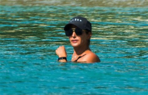 simon cowell and lauren silverman are spotted out on holiday in barbados 20 fotoğraflar çıplak