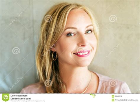 Sluit Omhoog Portret Van Mooie Blonde Vrouw Met Blauwe Ogen Stock Foto Image Of Blik Zorg