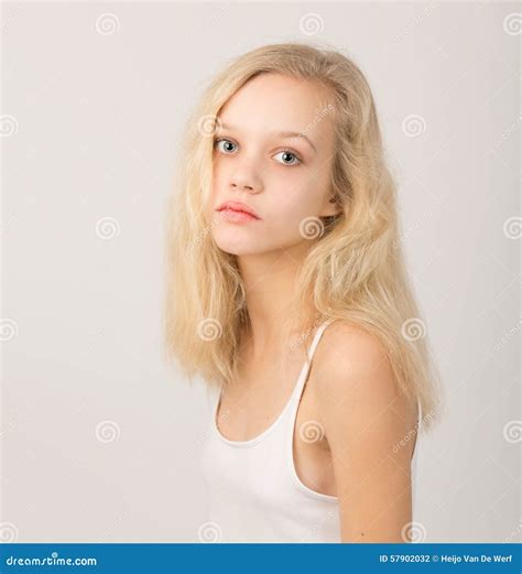 Adolescente Rubio Serio Hermoso En Top Del Blanco Foto De Archivo Imagen De Serio Modelo