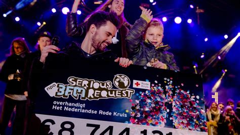 Je bent in contact geweest met iemand die. Nagellakkertje Tijn krijgt Rode Kruis-onderscheiding | NOS
