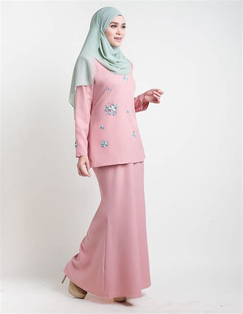 Baju kurung khas malaysia baju kurung khas malaysia ini bisa jadi alternatif supaya selalu tampil santun baju kurung dengan warna soft pink atau pink pastel sangat terlihat manis dan bersahaja. Adelia Pink in 2020 | Baju kurung, Fashion, Pink