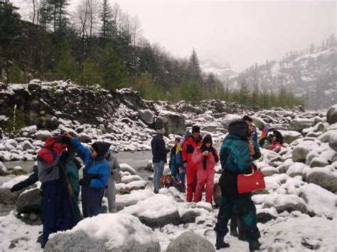 For individuals looking for heaps of snow that covers the town or for a good skiing vacation, december to february maybe the best time to visit. Snow in Manali, Kufri draws tourists in droves : The ...