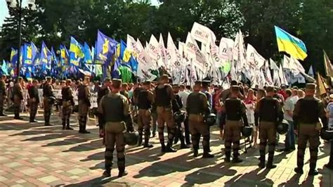 Violent Clashes Erupt Outside Ukraine Parliament Bbc News