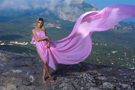 Девушка В Длинном Розовом Платье