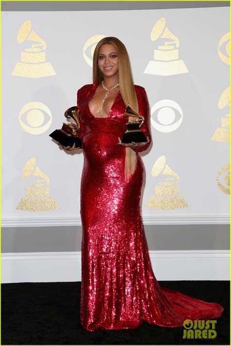 Beyonce Proudly Shows Off Her Two Grammys In Press Room Photo 3858811