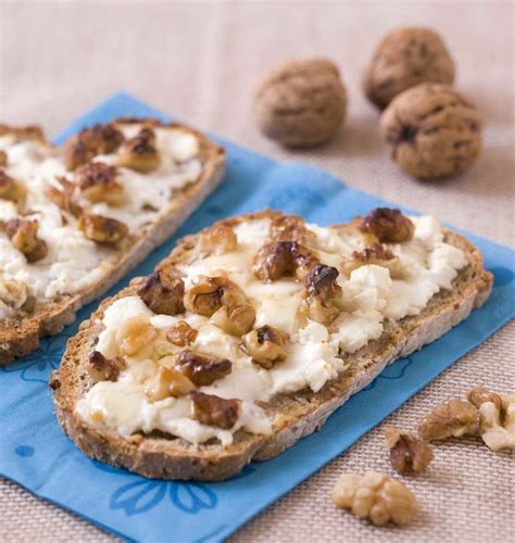 Tartines au chèvre frais noix et miel