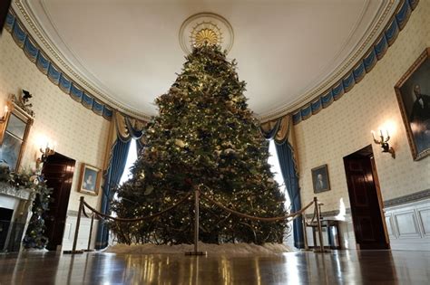 White House Christmas Decorations 2022 Photos Of The Bidens Decor