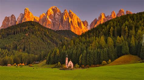 Kościół Pod Lasem W Dolinie Val Di Funes Na Tle Rozświetlonych Dolomitów