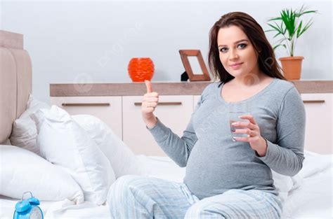 The Young Pregnant Woman In The Bedroom Young Pregnant Woman In The Bedroom Photo Background And