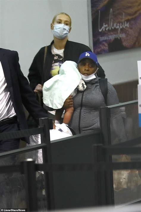 7 362 510 вподобань · 5 919 осіб обговорюють це. Iggy Azalea arrives in Los Angeles with nanny and newborn ...