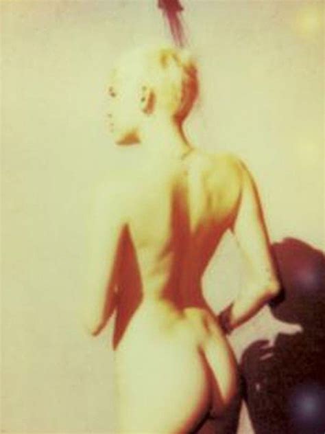 Posa Miley Cyrus Desnuda Para Revista