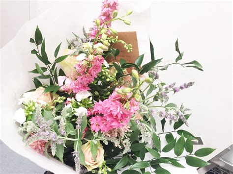 Some online flower shops raise their prices around special occasions like valentine's day, mother's day, etc. Send a message and flowers to someone you love! | Bloemen ...