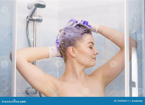 Woman Under The Shower With Colored Foam On Hair Fotografering För Bildbyråer Bild Av Hygien