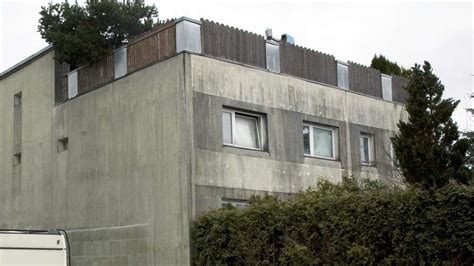 Während dieser zeit missbrauchte und vergewaltigte er sie vielfach und zeugte mit ihr insgesamt sieben kinder. Insolvenzverwalter bietet an: Ins Horror-Haus von Josef ...