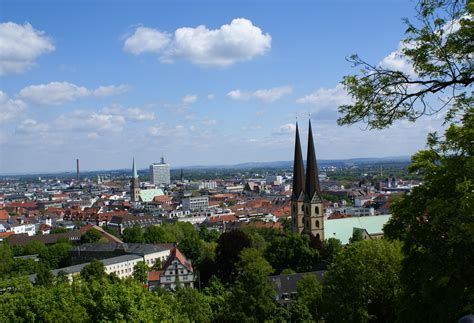 Zahlreiche sehenswürdigkeiten, wie zum beispiel schloss iburg, die sparrenburg in bielefeld und das hermannsdenkmal in detmold, säumen den hermannsweg, der wanderurlauber durch den wunderschönen teutoburger wald führt. Bielefeld Sehenswürdigkeiten, Sehenswertes Fotos, Bilder Suche