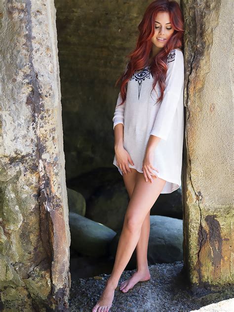 Gambar Gadis Wanita Putih Model Musim Semi Merah Mode Pakaian Dinding Batu Tersenyum