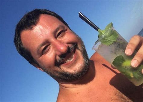 Bagno in mare per matteo salvini, arrivato a milano marittima (ravenna) nel tardo pomeriggio del giorno in cui il senato ha autorizzato il processo all'ex. Salvini promuove la droga a tutto spiano ma dice che fa ...