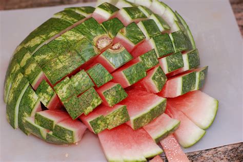 How To Pick A Good Watermelon And 2 Easy Ways To Cut One