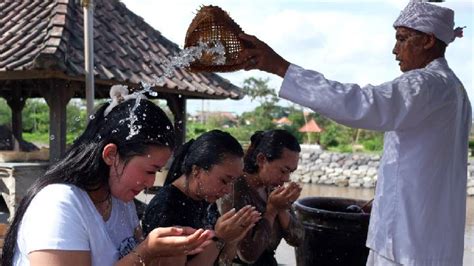 Umat Hindu Di Bali Bersihkan Diri Di Upacara Melukat Foto