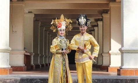 Harga tiket candi ini menyesuaikan usia pengunjung. Menikmati Kesejukan & Kesegaran Air Terjun Meranti di Bone ...