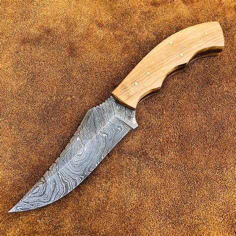 Custom Hand Forged Damascus Steel Fixed Blade Hunting Skinning Knife With Leather Sheath