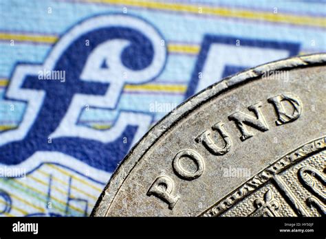 British One Pound Coin And Pound Mark Britische Ein Pfund Muenze Und